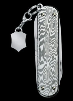 Victorinox Classic SD Brilliant Damascus 16 Victorinox Classic SD Brilliant Damascus -Survivor Gear Shop BMC 0622134.2 33746.1671193496.1280.1280 21413.1671207008