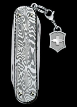 Victorinox Classic SD Brilliant Damascus 13 Victorinox Classic SD Brilliant Damascus -Survivor Gear Shop BMC 0622134.3 73142.1671193496.1280.1280 93754.1671207008